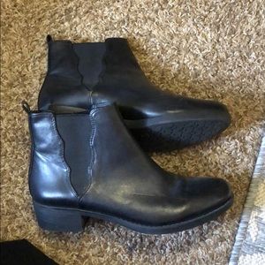 NWOT woman’s Nurture Leather Chelsea Bootie sz8.5